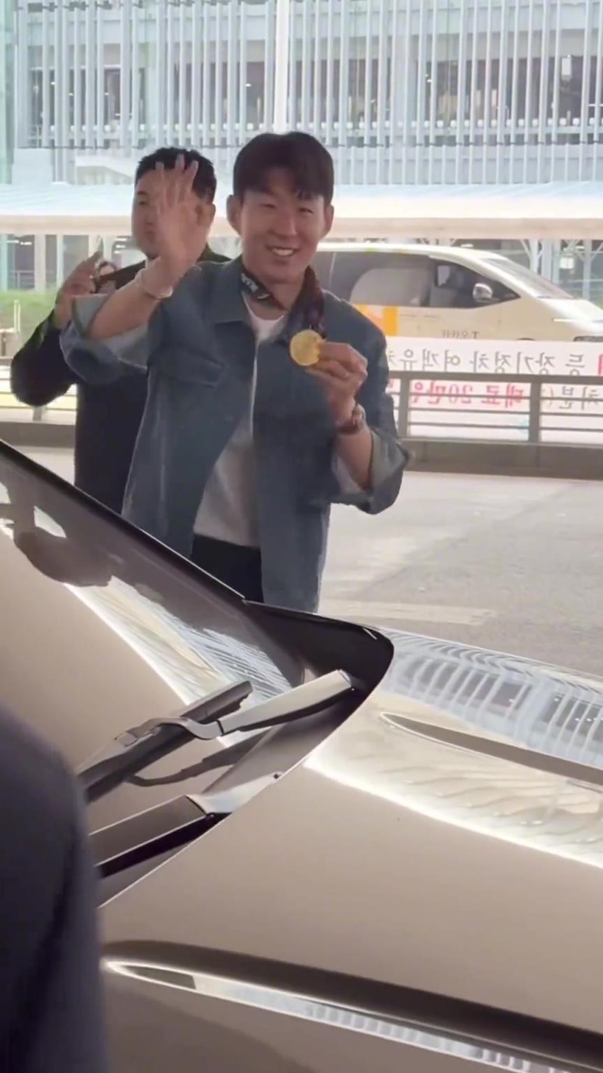 衣錦還鄉(xiāng)！孫興慜返回韓國(guó)，眾多女球迷讓其把歐聯(lián)獎(jiǎng)牌戴上