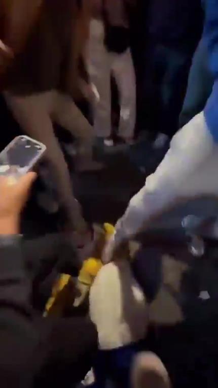 驚！尼克斯大勝步行者后，哈利伯頓遭主場(chǎng)球迷群毆