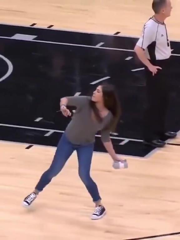 不愧是美國女籃主力，普拉姆的力量太嚇人了