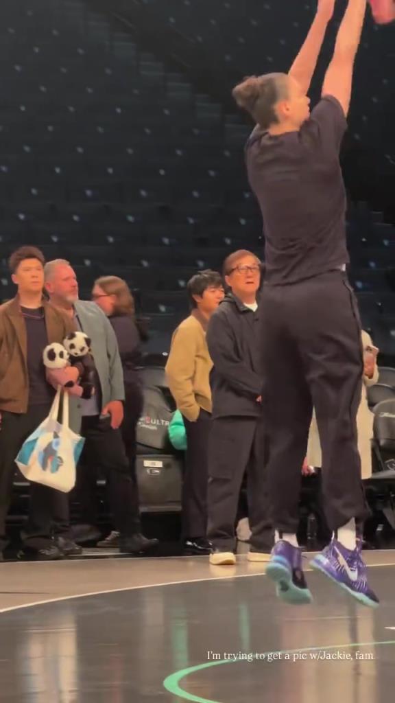 71歲成龍現(xiàn)身巴克萊中心看女籃比賽：她們投籃怎么那么準(zhǔn)！?。?>
                                <div   id=