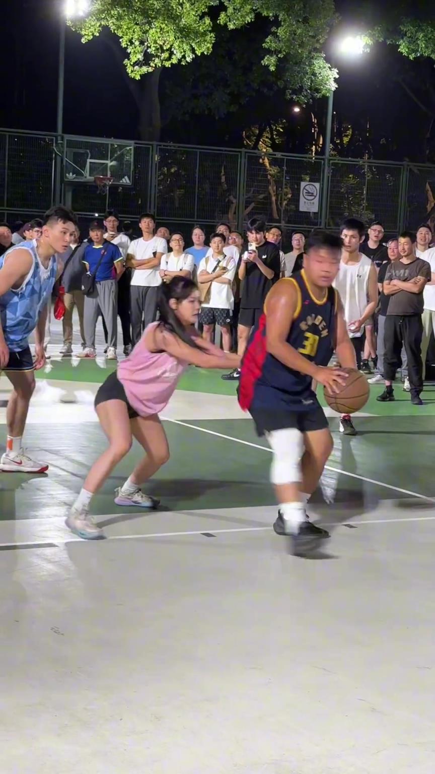 這哥們看見防自己的是女生，一個(gè)勁背打，球也不傳了